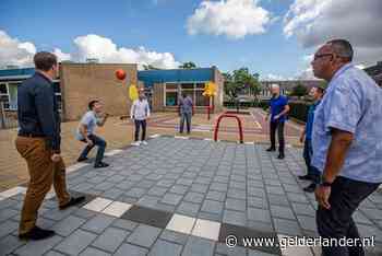 Deze basisschool heeft evenveel meesters als juffen: ‘Op maandag gaat het over voetbal’