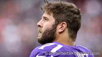 Riley Reiff tells teammates he expects to be cut