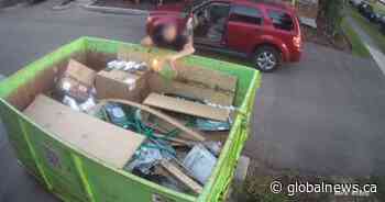 Man appears to casually set dumpster fire in Edmonton’s Boonie Doon neighbourhood - Global News