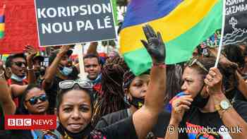 Mauritius oil spill: Thousands march in Port Louis