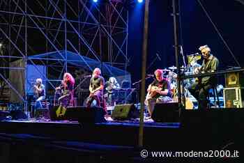 Modena City Ramblers: seduti, distanziati e felici - Modena 2000