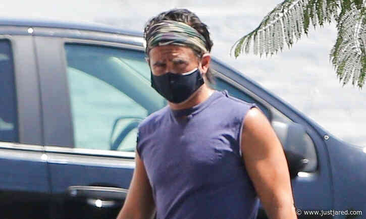 Colin Farrell Shows Off His Arms While Picking Up Lunch in Los Feliz