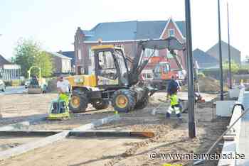 Dorpsplein al voor de helft heraangelegd in buurt van basisschool - Het Nieuwsblad