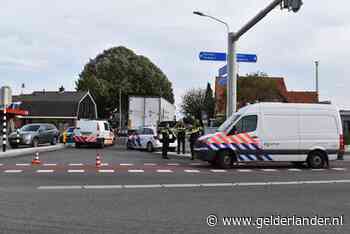 Jonge fietsster komt onder vrachtwagen die zijstraat wil inrijden in Huissen