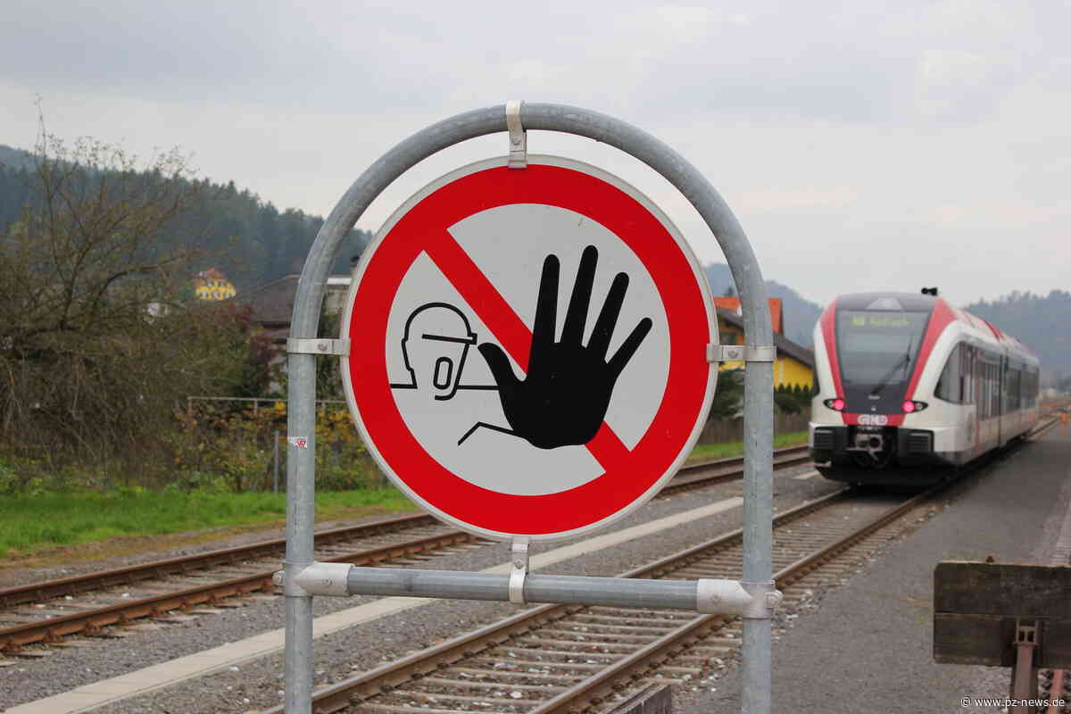 Frau will in Walzbachtal-Wössingen über Gleise abkürzen und wird von Zug erfasst - Unfall hätte schlimmer enden können - Baden-Württemberg - Pforzheimer Zeitung