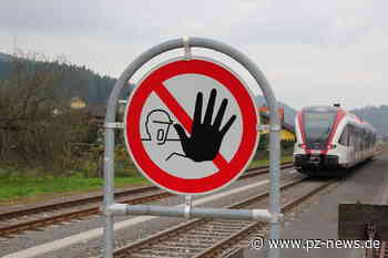 Frau will in Walzbachtal-Wössingen über Gleise abkürzen und wird von Zug erfasst - Unfall hätte schlimmer enden können - Baden-Württemberg - Pforzheimer Zeitung