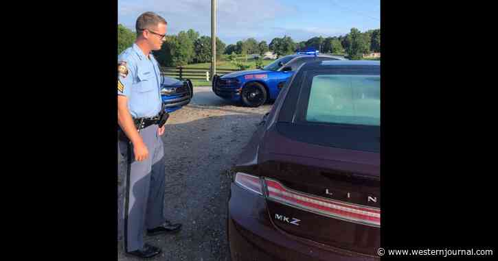 Kindhearted Police Officer Aids Disoriented Elderly Driver Who Ran Out of Gas