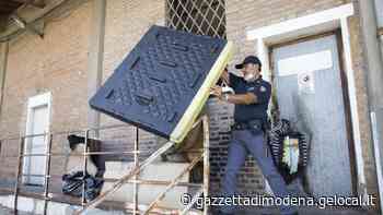 Modena. All’ex scalo merci alloggi di fortuna e un deposito di biciclette rubate - La Gazzetta di Modena