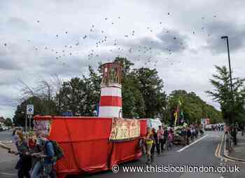 Extinction Rebellion 'sounds the alarm' through Mitcham