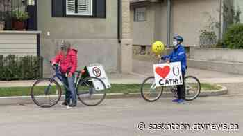 Hundreds gather to honour Saskatoon cycling advocate