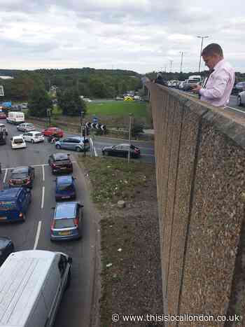 A20 in Sidcup closed after man falls from bridge and dies
