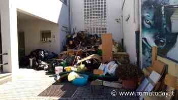 Scuola da incubo, ad una settimana dalla riapertura bagni sporchi e arredi accumulati: “E’ una discarica”