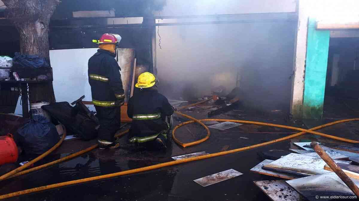 Monte Grande: incendio destruyó una carpintería y una casa - El Diario Sur