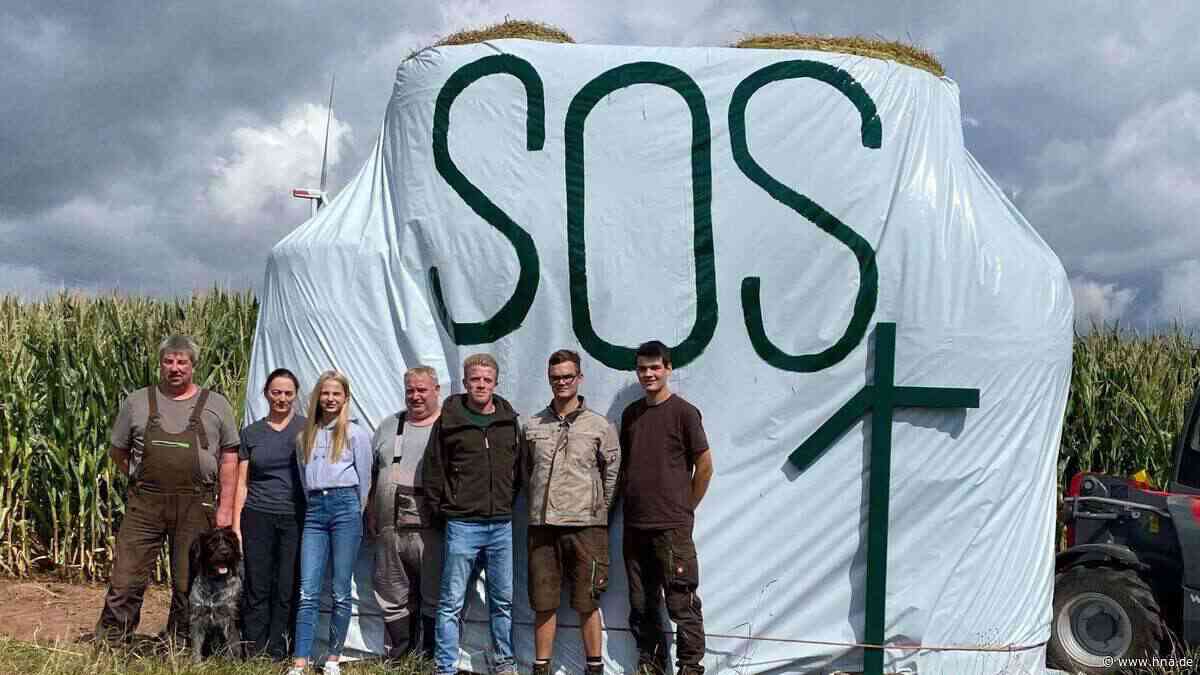 SOS vom Land: Bauer ruft mit Strohballen um Hilfe - hna.de