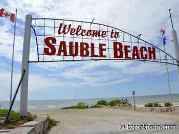 Toronto man, 20, dies after pulled from water at Sauble Beach - Toronto Sun