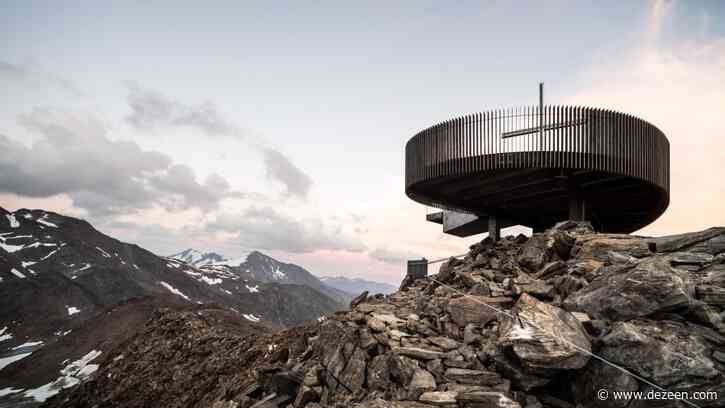 Network of Architecture perches Ötzi Peak 3251m viewpoint above a glacier in Italian Alps