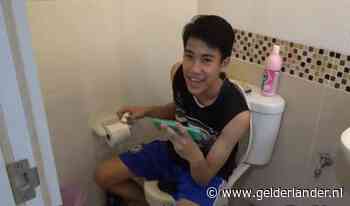 Thaise tiener in penis gebeten door slang op het toilet