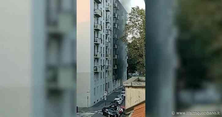 Esplosione in una palazzina a Milano, la colonna di fumo dalla finestra e le urla dei testimoni: “Uscite fuori dagli appartamenti” – Video