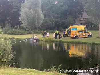 Alerte omstanders redden vrouw die met auto water inreed in Deventer