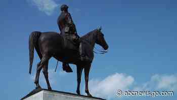 Charlottesville removes Confederate statue near rally site