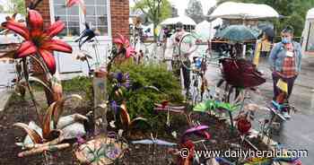 Rain doesn't deter people from delayed Barrington art festival