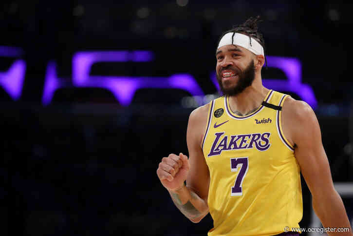 Lakers bigs don’t play much but stay supportive from bench