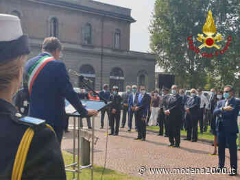 Modena, il Comandante dei Vigili del Fuoco Lomoro alla commemorazione dei caduti delle Torri Gemelle - Modena 2000