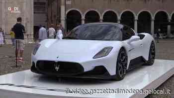 Modena, la Maserati Mc20 si mostra in piazza Grande e conquista i modenesi - Gazzetta di Modena