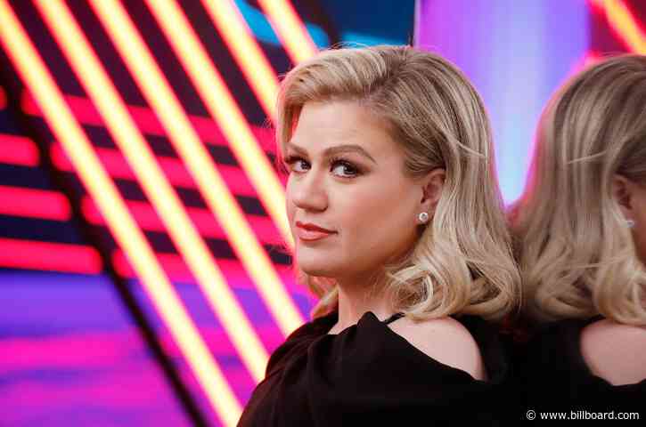 Kelly Clarkson Opens Up About Struggles With Divorce: ‘My Life Has Been a Little Bit of a Dumpster’