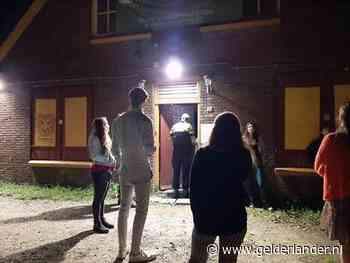 Stappen in coronatijd: met z’n allen dansen in een boerderij in Wageningen, alsof het virus niet bestaat