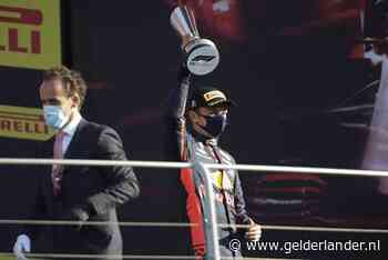 Albon eindelijk uit schaduw met podiumplaats: ‘Het voelt zo goed om hier te staan’