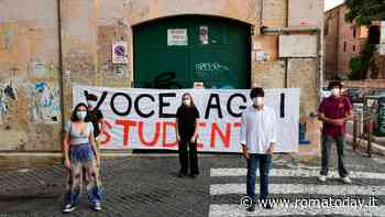 Flash mob degli studenti davanti alle scuole di Roma: "Ascoltate le nostre richieste: Voce agli studenti!"