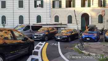 Ciclabili transitorie: a Castro Pretorio la bike lane finisce in un parcheggio