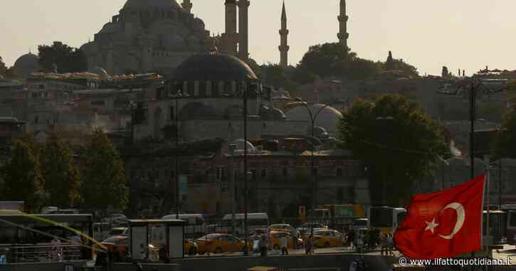 Moody’s taglia il rating della Turchia. All’orizzonte il rischio di una crisi valutaria