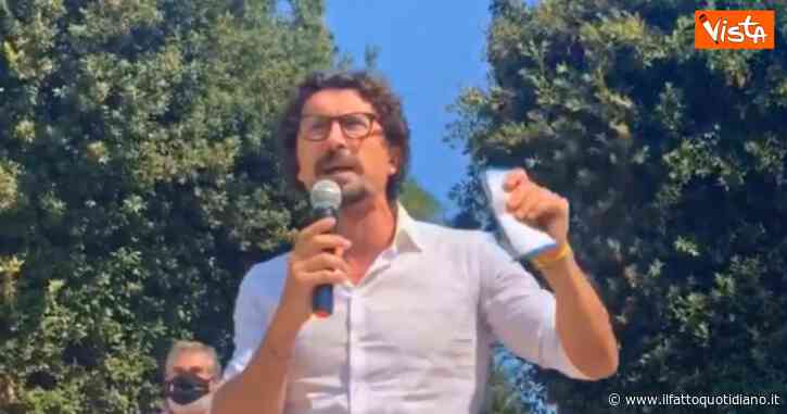 Toninelli: “Salvini perculato da 200 persone, l’aria in Italia sta cambiando. I Benetton? Si compravano i politici”