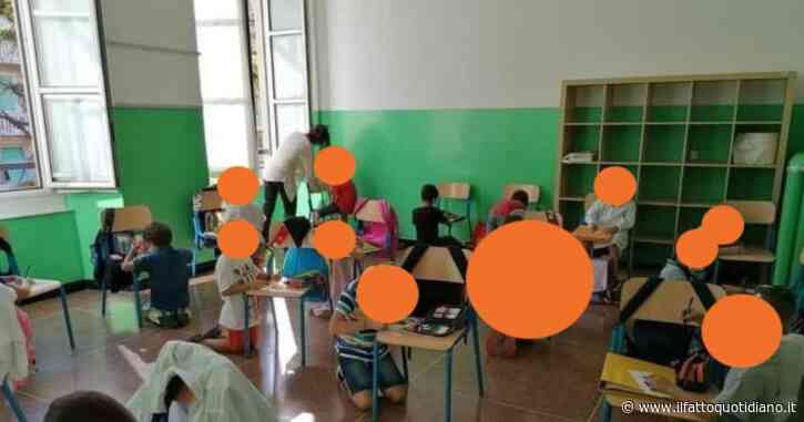 Genova, a scuola senza banchi: Toti pubblica la foto dei bimbi seduti per terra. Il preside: “Era un momento di festa strumentalizzato”