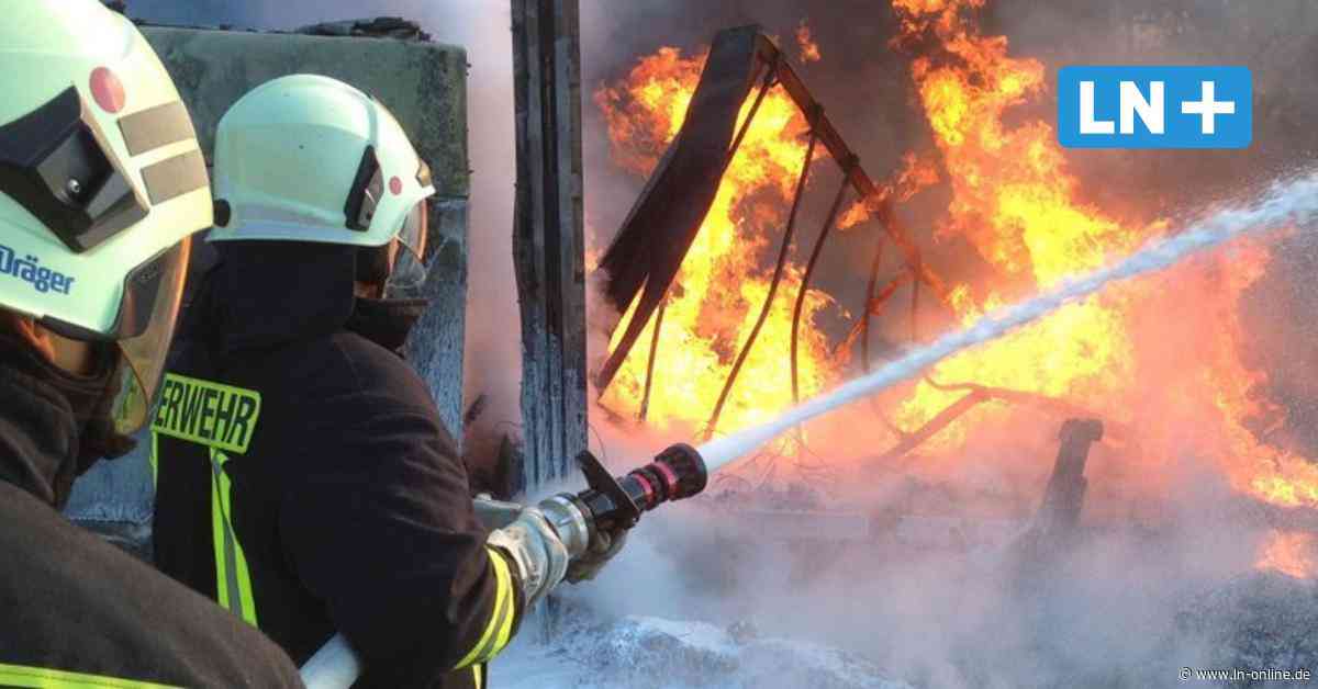 Feuerwehreinsatz in Harrislee: Lagerhalle mit Autos abgebrannt - Lübecker Nachrichten