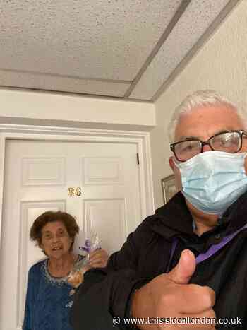 Amy Winehouse's father volunteers as meals on wheels helps during Rosh Hashanah