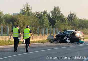 Modena, auto contro un camion dei rifiuti, morto un bolognese di 43 anni. FOTO e VIDEO - modenaindiretta.it