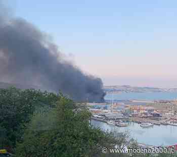 Vasto incendio al porto di Ancona, in fiamme capannoni - Modena 2000