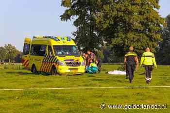 Parachutist stort neer in weiland Terwolde, boer John slaat alarm