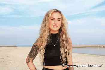 Temptation-Rosanna gooit haar oude bil-implantaten in de verkoop op Instagram