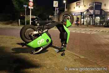 Groene deelscooters op eerste dag al op de kop gezet en besmeurd met vla