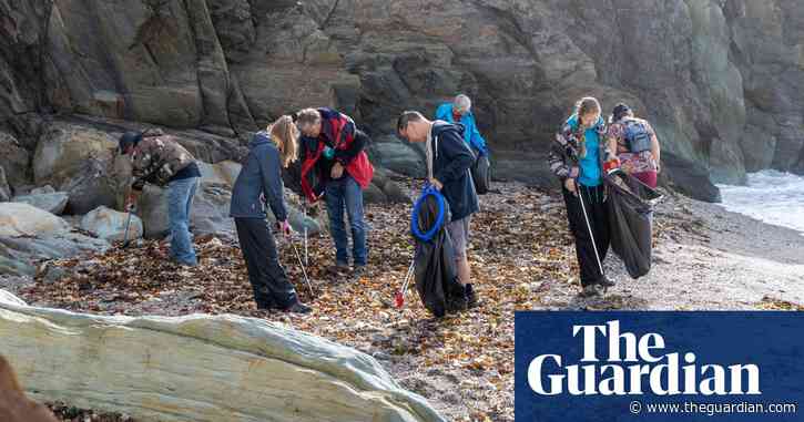 Cleaning volunteers asked to record plastic PPE found on UK beaches