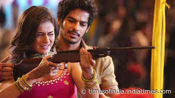 Ananya Panday poses with a rifle, netizens troll her saying 'Struggle kiya hai aapne bandook utha ke'