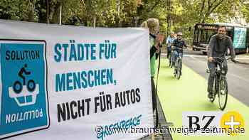 Greenpeace rollt in Braunschweig grünen Teppich für Radler aus