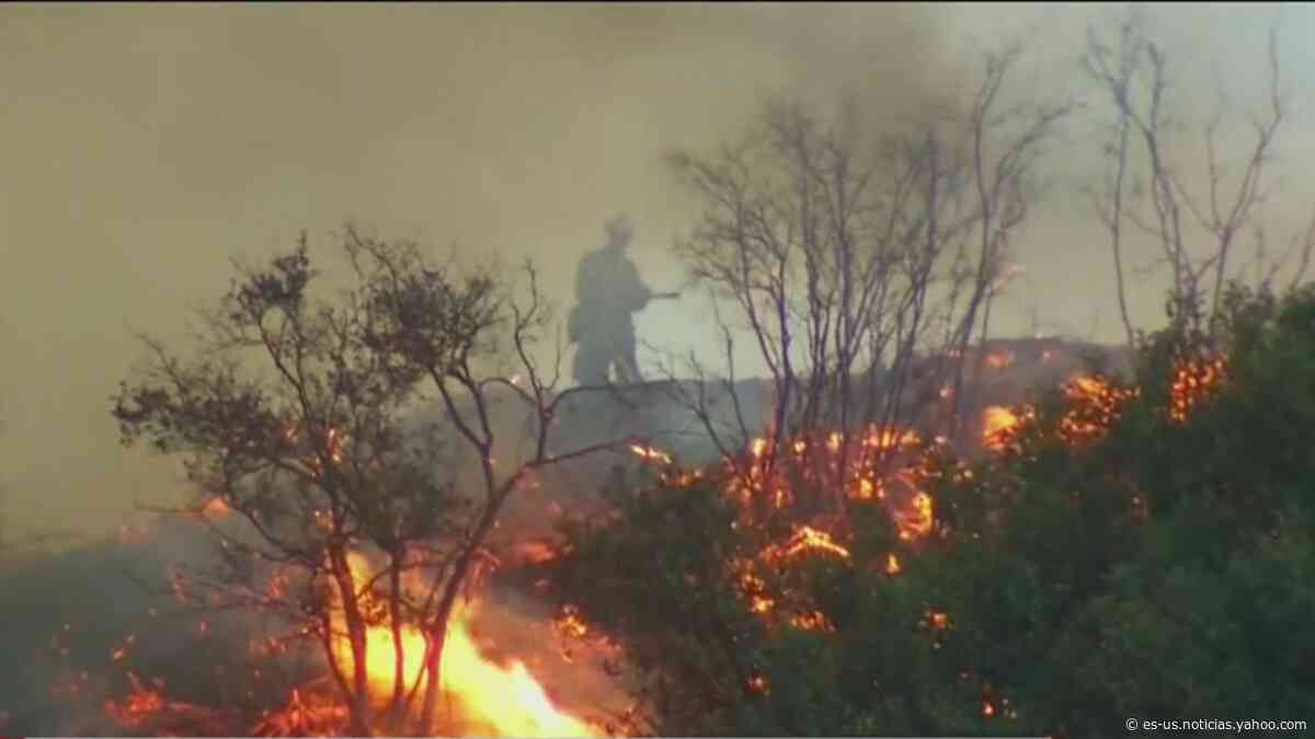 Fallece un bombero en un incendio de El Dorado en San Bernardino, California - Yahoo Noticias