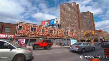 New tower proposal at site of rejected 'Giraffe Condos' project gets spotty reviews