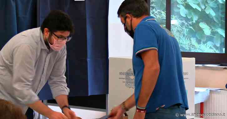 Salvini dimentica di sanificare le mani prima del voto: “Ciumbia, lo faccio subito”