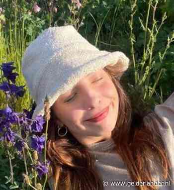 Door corona geen werk meer voor Debbie (25), dus maakt ze nu hoedjes